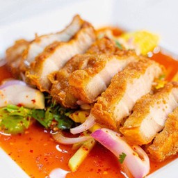 ยำสามชั้นทอด