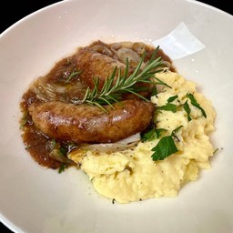 ใส้กรอกและมันบด ราดซอสเกรวี่