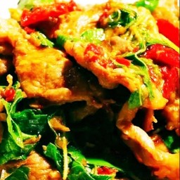 กระเพราพริกแห้งไก่ชิ้น ราดข้าว