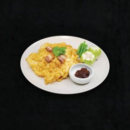 ข้าวไข่เจียวเบคอนน้ำพริกตาแดง