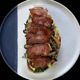 อะโวคาโด้ ผักโขมผัดครีม เห็ด และเบค่อน ออนโทส