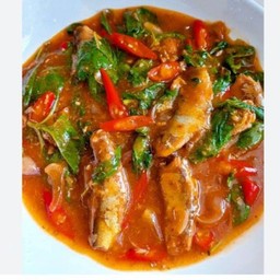 ผัดกระเพราปลากระป๋อง