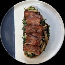 ผักโขมผัดครีม เห็ดผัด และเบค่อน ออนโทส