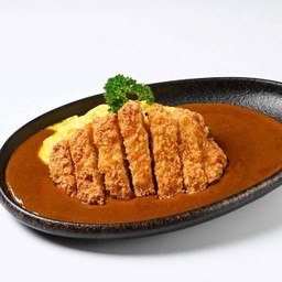 ข้าวคาเรออมไรซ์ปลาชุบเกล็ดขนมปังทอด Fried fish cutlet curry omelet rice