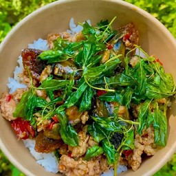 ข้าวกระเพราหมูสับไข่เยี่ยวม้า