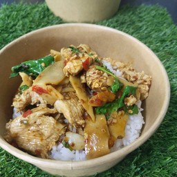 ข้าวกระเพราหน่อไม้หมู