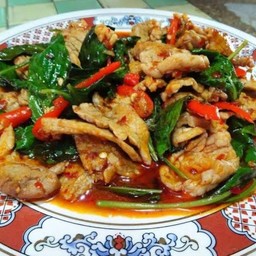 ผัดพริกเผาหมู ใบโหระพา