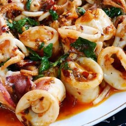 ผัดพริกเผาปลาหมึก ใบโหระพา