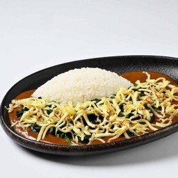 ข้าวแกงกะหรี่ผักโขมชีส