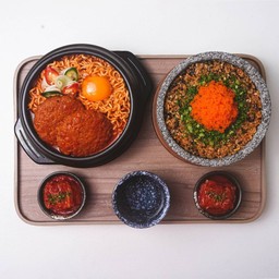 ชุด  ข้าวผัดสาหร่าย ไข่กุ้ง+รามยอนแฮมเบิร์ก +ชาฮอตเก