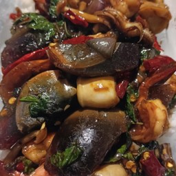 กะเพราหมูสับไข่เยี่ยวม้า