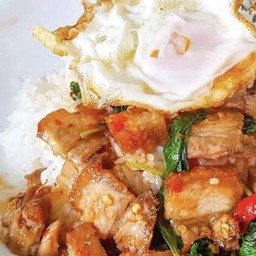 ข้าวกระเพราหมูกรอบ ไข่ดาว