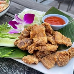 สามชั้นทอดน้ำปลา