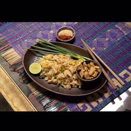 ผัดข้าวปุ้นเส้นแบนกากหมู