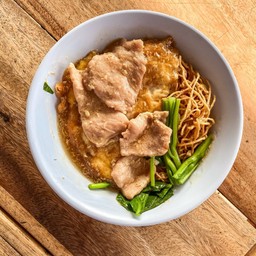 บะหมี่กรอบใส่ไข่ ราดหน้า