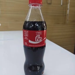 โค้กขวดพลาสติกแถมน้ำแข็งฟรี 1 แก้ว
