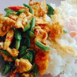 ข้าวหน้าผัดพริกแกงใบโหระพา
