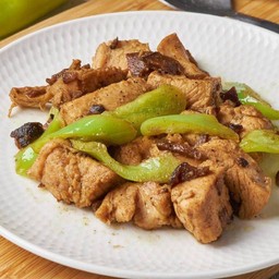 หมูนุ่มผัดพริกหยวก 204 kcal