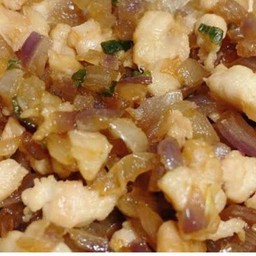ข้าวหน้าอกไก่ผัดหอมแดง