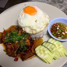 ผัดกะเพราราดข้าว