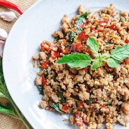 กะเพราหมูเป็นกับ