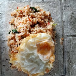 กระเพราไก่สับคลุก  ไข่ดาว