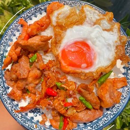 ข้าวหมูทอดพริกสดกระเทียม