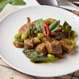 หมูนุ่มผัดพริกแกงเขียวหวาน 217 kcal