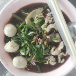 เส้นใหญ่หมูน้ำตก