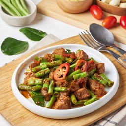หมูนุ่มผัดพริกแกงถั่วฝักยาว 208 kcal
