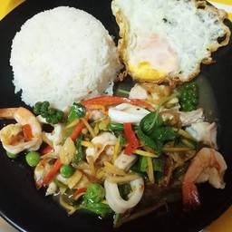 ผัดขี้เมาทะเลราดข้าว