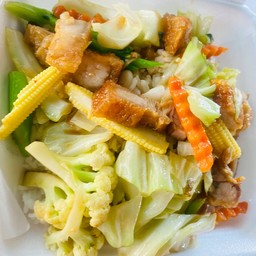 ผัดผักรวมหมูกรอบ