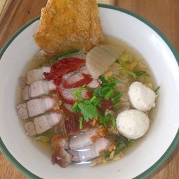 ก๋วยเตี๋ยวหมูกรอบหมูแดง