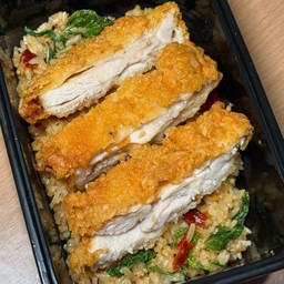 ข้าวคลุกกะเพรา หน้าไก่กรอบ