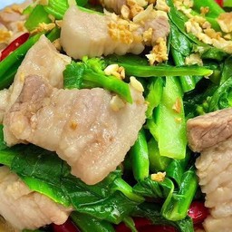 คะน้าสามชั้นราดข้าว