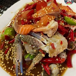 ยำแซลม่อน ปูม้า หอยแครง กุ้ง แถม ขนมจีน