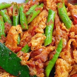 ข้าวหน้าไข่ผัดพริกแกงใส่ถั่วฝักยาว