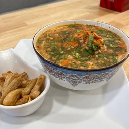 ก๋วยเตี๋ยวเส้นใหญ่ต้มยำกากหมูกรอบๆ