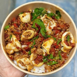 ข้าวกะเพราหมูสับหมึกพริกแห้ง-ไข่ข้น