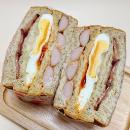 แซนวิช เบคอน ไส้กรอก ไข่ดาว 1 คู่