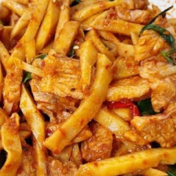 ไก่ผัดพริกแกงหน่อไม้ราดข้าว ฟรีน้ำซุป