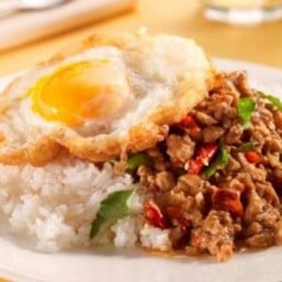 ผัดกะเพราหมูราดข้าวไข่ดาว
