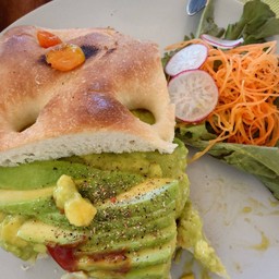 Flow Cafe & Eatery เกาะพะงัน
