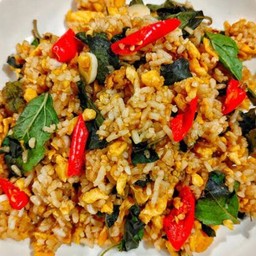 ข้าวคลุกกระเพราไข่