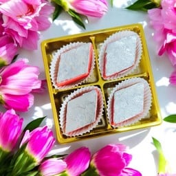 ขนมเพชร 4 ชิ้น สูตรนมสด ถวายมหาเทวี