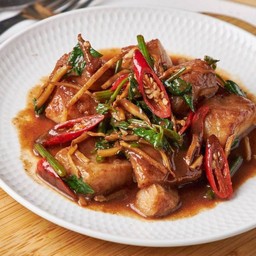 F6 ปลาดอรี่ผัดขิงซอสเต้าเจี้ยว 147 kcal