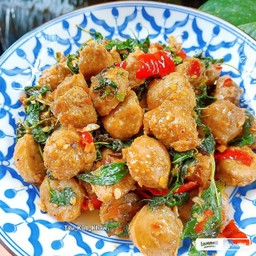 ลูกชิ้นหมูผัดกระเพราราดข้าว