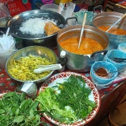 ขนมจีนและแมลงทอดแม่ขงเบ้ง แม่ขงเบ้งตลาดโต้รุ่ง