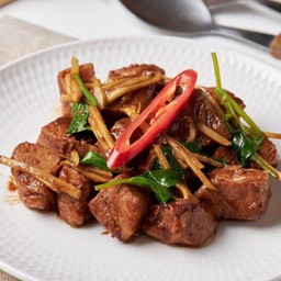 P5 หมูนุ่มผัดขิงซอสเต้าเจี้ยว 191 kcal