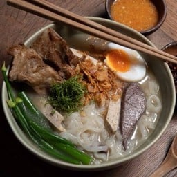 ก๋วยจั๊บเส้นซอยซี่โครงหมูตุ๋น